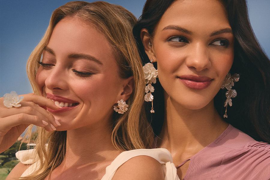 joyería para mujer elegantes pendientes y detalles dorados